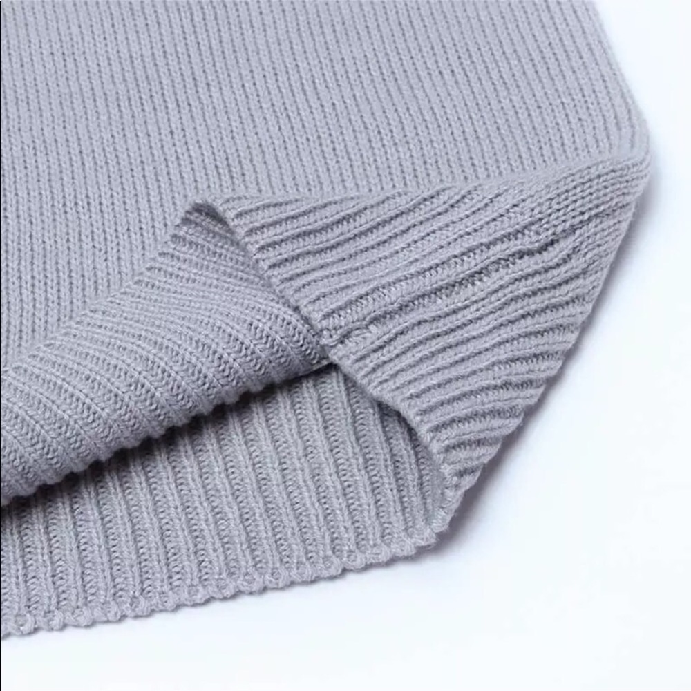 1 Left! Grey Sweater W/ White Cable Knit Heart - Picture 8 of 8